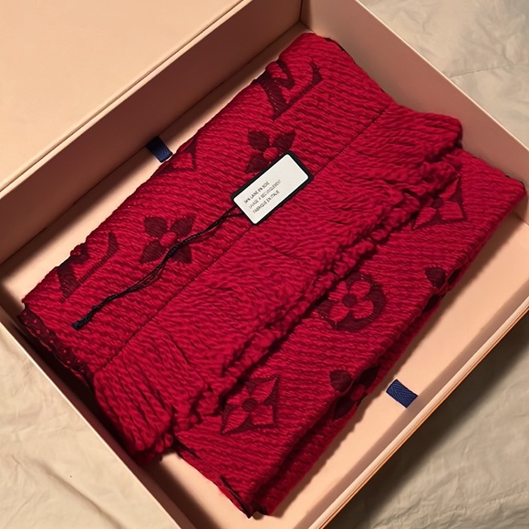 Louis Vuitton Logomania Scarf in Ruby Red - Picture 2 of 2